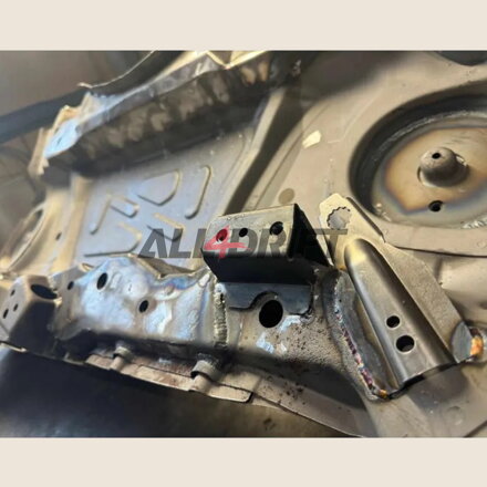 Refuerzo del montaje del tanque de combustible y de los tubos de freno para BMW E46